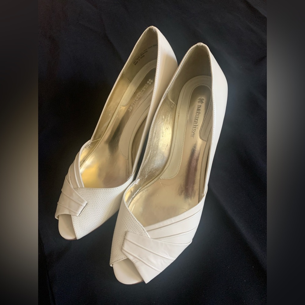 Naturalizer Peep Toes Pump Shoes. Women. Cream and Gold. Size 8.5 M. - Picture 10 of 10